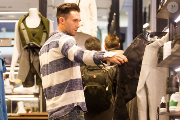 Adam Levine et Behati Prinsloo font shopping dans la boutique Nike store de Soho, à New York, le 4 mars 2015