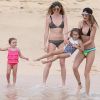 Exclusif - Prix Spécial - No web - No blog - Behati Prinsloo s'amuse avec des amis sur la plage lors de ses vacances avec son mari Adam Levine à Mexico, le 26 décembre 2014.