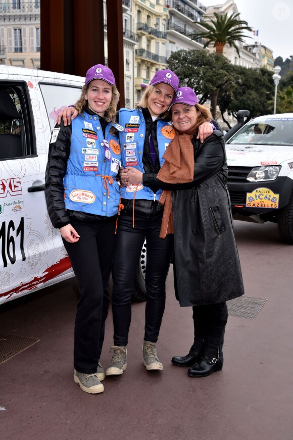 Laura Bouganne et Kate Williams avec Catherine Pastor, veuve de Michel Pastor et présidente de l'AMPA (Association monégasque pour la recherche sur la maladie d'Alzheimer), à Nice le 21 mars 2015 au départ du 25e Rallye Aïcha des gazelles.