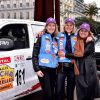 Laura Bouganne et Kate Williams avec Catherine Pastor, veuve de Michel Pastor et présidente de l'AMPA (Association monégasque pour la recherche sur la maladie d'Alzheimer), à Nice le 21 mars 2015 lors du départ du 25e Rallye Aïcha des gazelles.