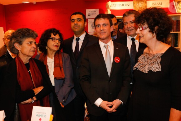 Manuel Valls au salon du livre à la porte de Versailles à Paris le 22 mars 2015.