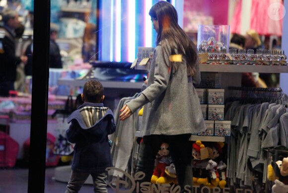 Ludivine Sagna au Disney Store à Paris le 14 mars 2015 avec son fils Elias