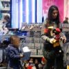 Ludivine Sagna et son fils Elias au Disney Store à Paris le 14 mars 2015