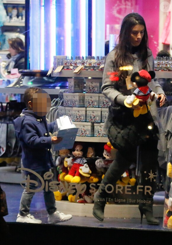 Ludivine Sagna et son fils Elias au Disney Store à Paris le 14 mars 2015
