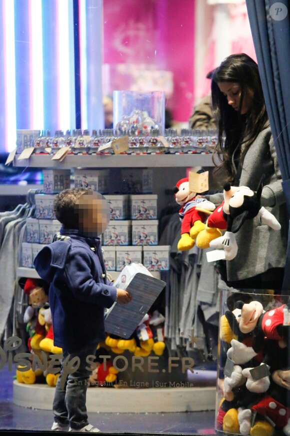 Ludivine Sagna et son fils Elias achètent quelques souvenirs au Disney Store à Paris le 14 mars 2015