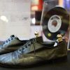 Chaussures Repetto, de Serge Gainsbourg (vendues pour 7249 euros) - Vente aux enchères des objets ayant appartenu à des stars à l'hôtel des ventes de Drouot à Paris, le 21 mars 2015. Le produit total de la vente a atteint 475 000 euros.