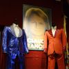 Costumes de scène de Claude Francois. Le costume rouge coquelicot porté dans les années 1972/1973 a été vendu pour 21.250 euros - Vente aux enchères des objets ayant appartenu à des stars à l'hôtel des ventes de Drouot à Paris, le 21 mars 2015.