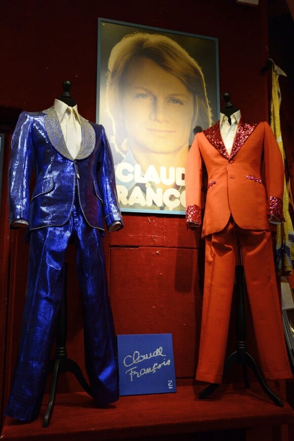 Costumes de scène de Claude Francois. Le costume rouge coquelicot porté dans les années 1972/1973 a été vendu pour 21.250 euros - Vente aux enchères des objets ayant appartenu à des stars à l'hôtel des ventes de Drouot à Paris, le 21 mars 2015.
