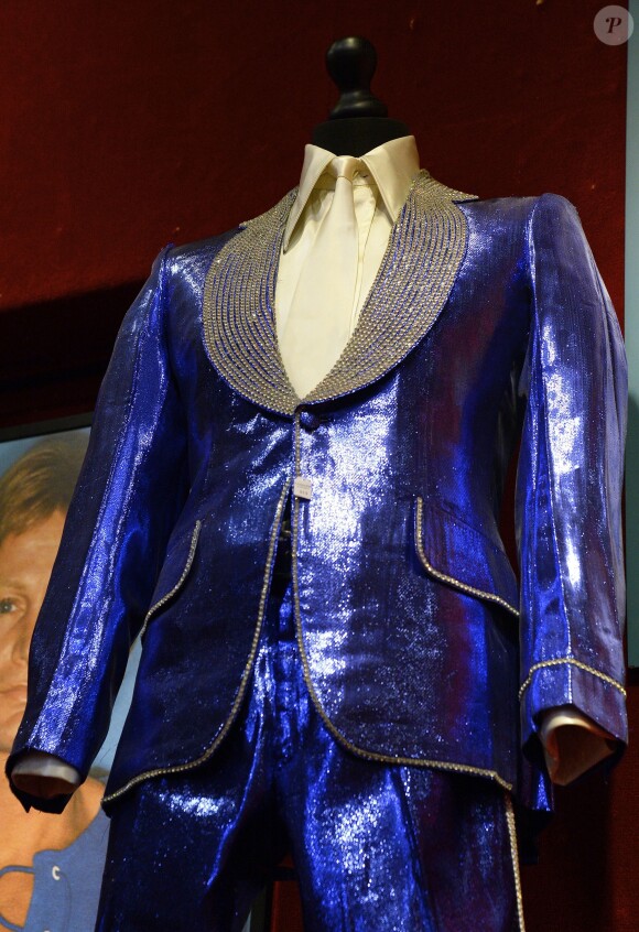 Costume de scène de Claude Francois - Vente aux enchères des objets ayant appartenu à des stars à l'hôtel des ventes de Drouot à Paris, le 21 mars 2015. Le produit total de la vente a atteint 475 000 euros.