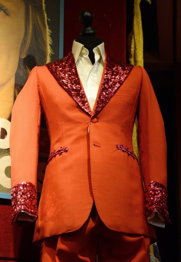 Costume de scène rouge coquelicot de Claude Francois porté dans les années 1972/1973 (vendu pour 21.250 euros) - Vente aux enchères des objets ayant appartenu à des stars à l'hôtel des ventes de Drouot à Paris, le 21 mars 2015. Le produit total de la vente a atteint 475 000 euros.