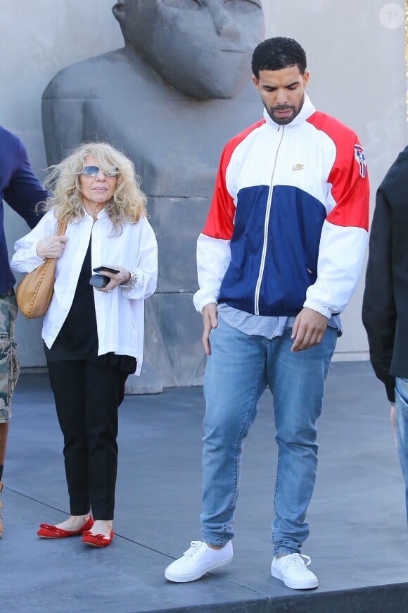 Drake et sa mère Sandi Graham à Los Angeles, le 23 mars 2015.