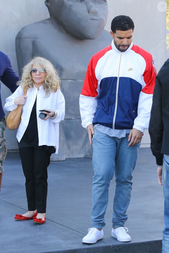 Drake et sa mère Sandi Graham à Los Angeles, le 23 mars 2015.