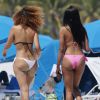 Aisha Thalia et Claudia Jordan profitent d'un après-midi ensoleillé sur une plage de Miami. Le 21 mars 2015.