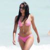 Claudia Jordan, ultrasexy dans un bikini rose, profite d'un après-midi ensoleillé sur une plage de Miami. Le 21 mars 2015.