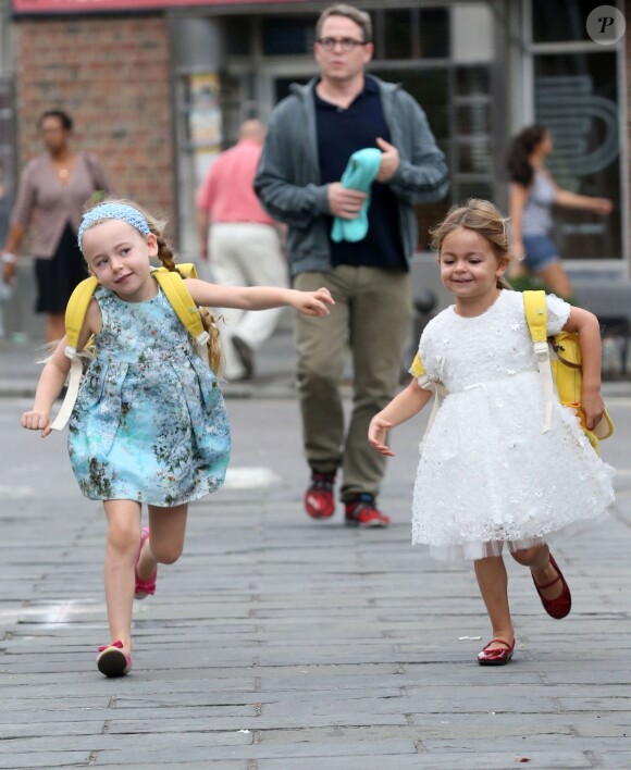 Marion et Tabitha Broderick - Matthew Broderick accompagne ses jumelles Marion et Tabitha Broderick à l'école à New York, le 29 septembre 2014.