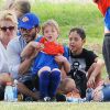 Britney Spears regarde ses fils Sean et Jayden jouer au football en compagnie de son amoureux Charlie Ebersol à Calabasas le 15 mars 2015.  
