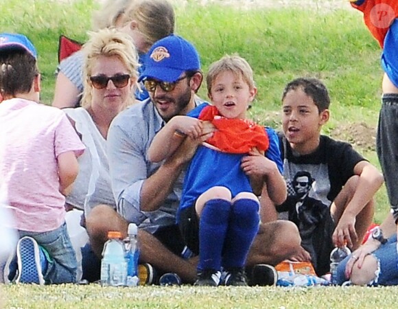 Britney Spears regarde ses fils Sean et Jayden jouer au football en compagnie de son amoureux Charlie Ebersol à Calabasas le 15 mars 2015.  