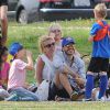Britney Spears regarde ses fils Sean et Jayden jouer au football en compagnie de son petit ami Charlie Ebersol à Calabasas le 15 mars 2015. 