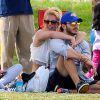 Britney Spears regarde ses fils Sean et Jayden jouer au football en compagnie de son petit ami Charlie Ebersol à Calabasas le 15 mars 2015.  