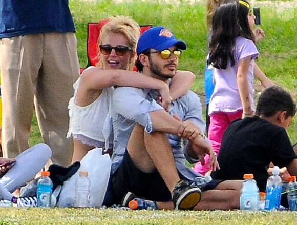 Britney Spears regarde ses fils Sean et Jayden jouer au football en compagnie de son petit ami Charlie Ebersol à Calabasas le 15 mars 2015.  