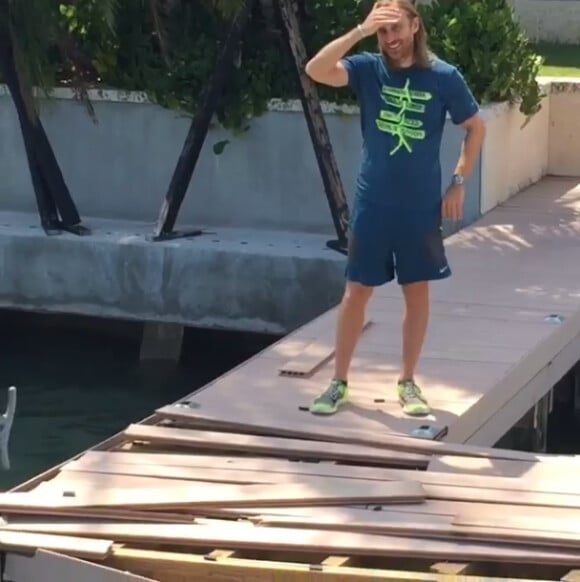 David Guetta, dépité devant sa jetée détruite par son ami Tiësto. Miami, le 25 mars 2015.