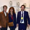 Exclusif - François Cluzet et sa femme Narjiss posent avec le commissaire général de l'exposition Guillaume Piens - Vernissage du Paris Art Fair au Grand Palais à Paris, le 25 mars 2015.