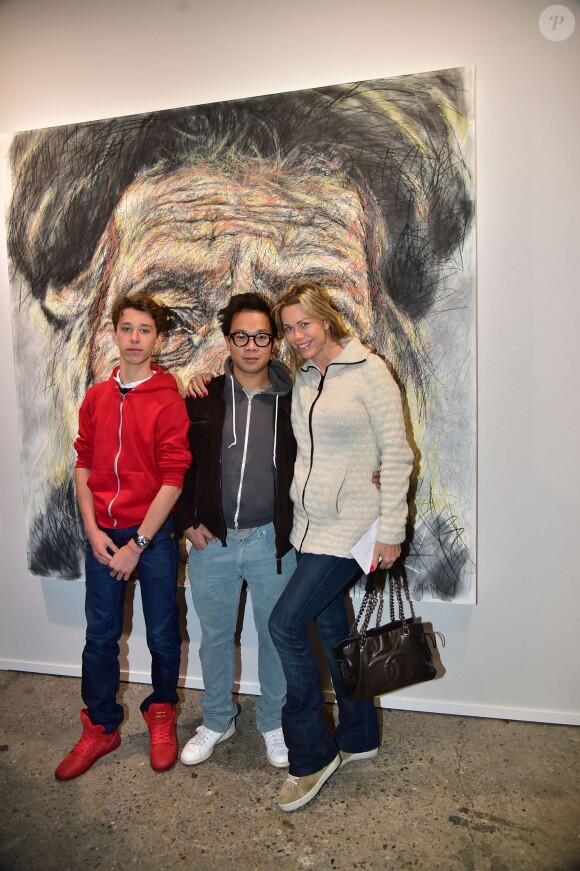 Exclusif - Le peintre Hom Nguyen entre Sid, la compagne de Smaïn, et son fils Rayanne - Vernissage du Paris Art Fair au Grand Palais à Paris, le 25 mars 2015.