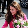 Kate Middleton, enceinte de huit mois, et le prince William visitaient le 27 mars 2015 le centre Stephen Lawrence et l'association XLP dans le sud de Londres. Dernière sortie officielle de la duchesse de Cambridge avant son accouchement, prévu entre mi-avril et fin avril.