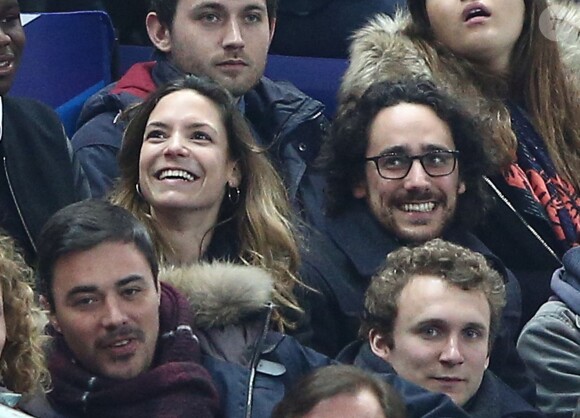Thomas Hollande et une amie assistent au match de football France - Bresil au Stade de France à Saint-Denis le 26 mars 2015