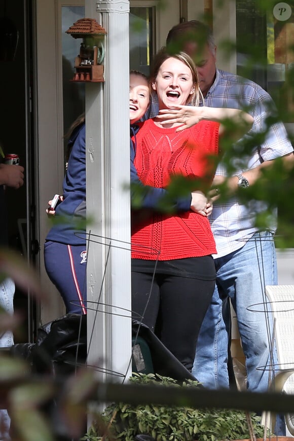 Edda Mellas (la mère de Amanda Knox) - Amanda Knox devant son domicile, en famille, le jour où elle est définitivement acquittée du meurtre d'une Britannique en 2007, le 26 mars 2015