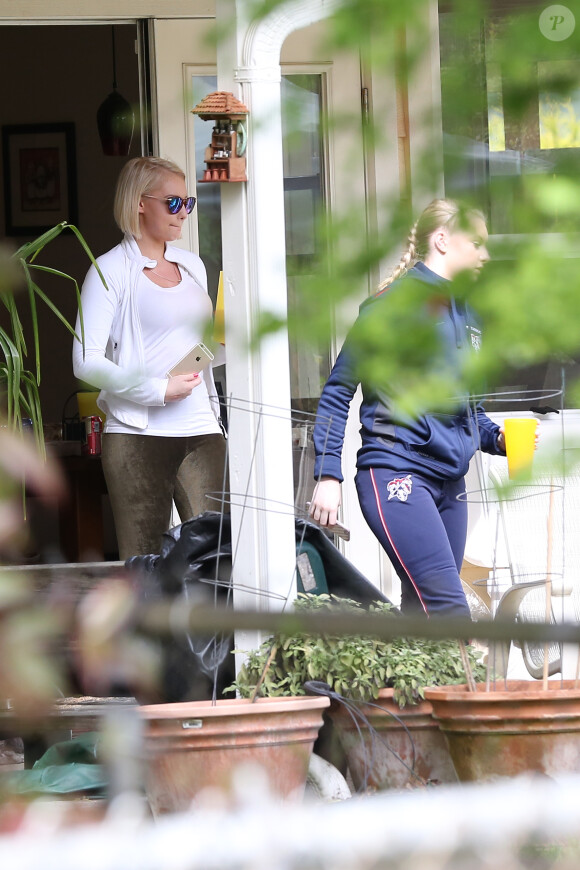 Les demi-soeurs de Amanda Knox, Delaney et Ashley - Amanda Knox devant son domicile, en famille, le jour où elle est définitivement acquittée du meurtre d'une Britannique en 2007, le 26 mars 2015