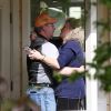 Curt Knox (le père de Amanda Knox) embrasse sa femme Cassandra (La belle-mère de Amanda Knox) - Amanda Knox devant son domicile, en famille, le jour où elle est définitivement acquittée du meurtre d'une Britannique en 2007, le 26 mars 2015