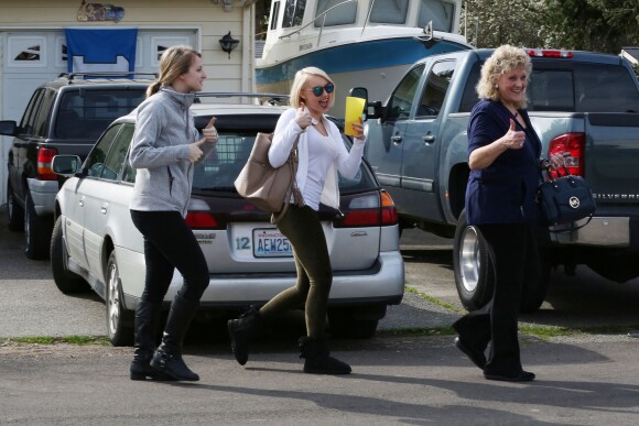 Deanna (la soeur de Amanda Knox), avec sa belle-mère Cassandra et sa demi-soeur Ashley - Amanda Knox devant son domicile, en famille, le jour où elle est définitivement acquittée du meurtre d'une Britannique en 2007, le 26 mars 2015