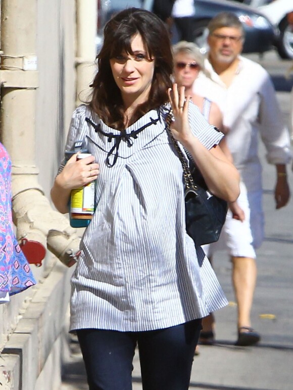 Zooey Deschanel, enceinte, arrive à l'émission "Jimmy Kimmel Live!" à Hollywood, le 26 mars 2015  