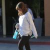 Exclusif - Zooey Deschanel enceinte à la sortie de son cours de pilates à Los Angeles, le 23 mars 2015. 