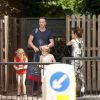 Damian Lewis et Helen McCrory ainsi que leurs deux enfants Gulliver et Manon dans un parc à Londres, le 7 aout 2013