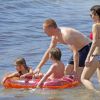 Damian Lewis et sa femme Helen McCrory et leurs enfants, manon et Gulliver en vacances a la plage a Ibiza le 15 aout 2013 