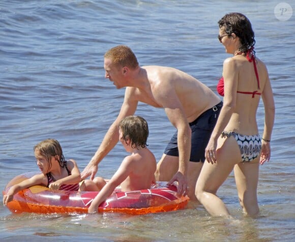 Damian Lewis et sa femme Helen McCrory et leurs enfants, manon et Gulliver en vacances a la plage a Ibiza le 15 aout 2013 