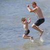 L'Acteur de la serie Homeland, Damian Lewis et sa femme Helen McCrory et leurs enfants, manon et Gulliver en vacances a la plage a Ibiza le 15 aout 2013 