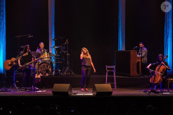 Julie Zenatti en concert à Lille le 27 mars 2015.