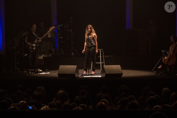Julie Zenatti en concert à Lille le 27 mars 2015.