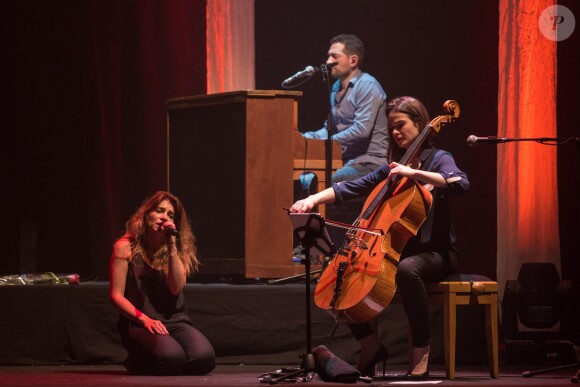 Julie Zenatti en concert à Lille le 27 mars 2015.