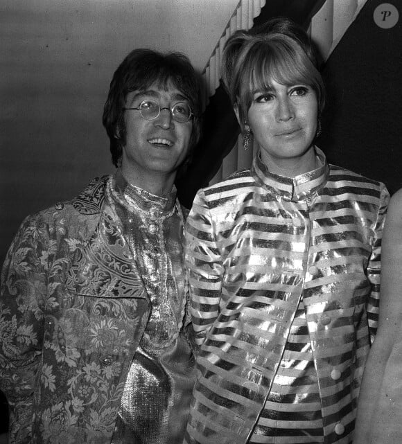 John Lennon avec sa femme Cynthia Lennon à Londres, le 22 août 1968. 