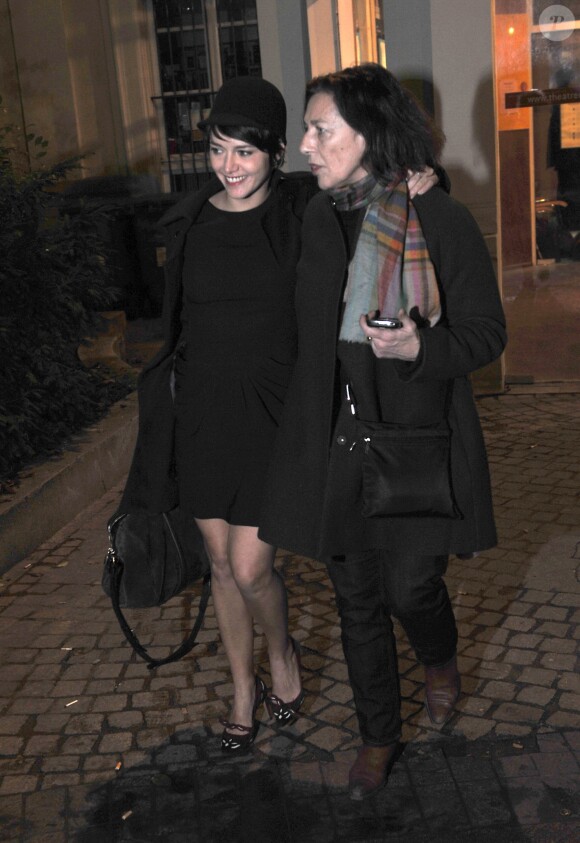 Emma De Caunes et sa mère Gaëlle Royer quittant le Théâtre du Rond Point pendant la soirée "Mariage pour Tous" le 27 janvier 2013