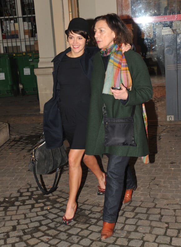 Emma De Caunes et sa mère Gaëlle Royer quittant le Théâtre du Rond Point pendant la soirée "Mariage pour Tous" le 27 janvier 2013