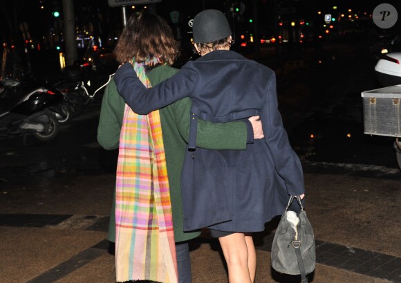 Emma De Caunes et sa mère Gaëlle Royer quittant le Théâtre du Rond Point pendant la soirée "Mariage pour Tous" le 27 janvier 2013