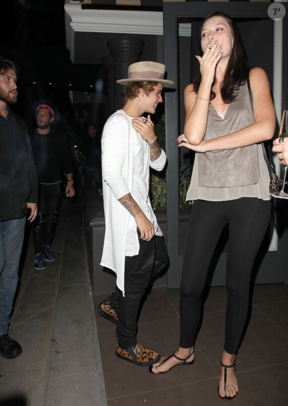 Justin Bieber marche sur le pied d'une fan dans les rues de Los Angeles! Le 26 mars 2015