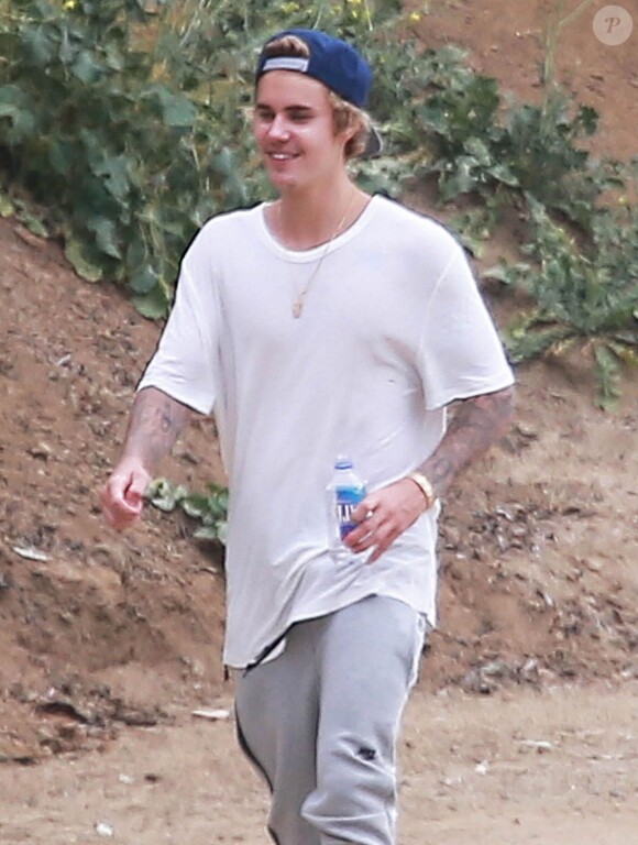 Exclusif - Justin Bieber se promène avec des amis sur les hauteurs de Los Angeles, le 22 mars 2015