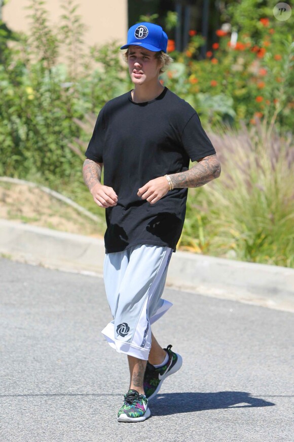 Exclusif - Prix spécial - Justin Bieber fait des pompes dans les rues de Beverly Hills, le 20 mars 2015