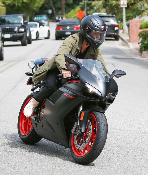Exclusif - Prix Spécial - Justin Bieber fait de la moto à Los Angeles, le 17 mars 2015. Le chanteur a customisé sa moto Ducati avec ses initiales "JB". 